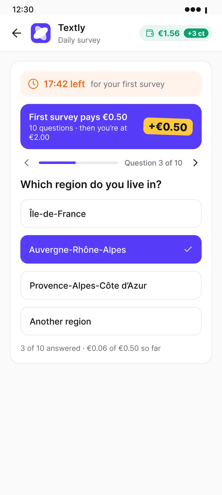Una pregunta de la encuesta diaria en Textly con cuatro opciones de respuesta.